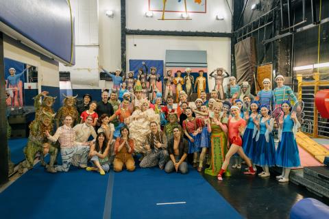 Yvette Young and Jen Bonner pose with the full cast of Cirque du Soleil – Drawn to Life after a backstage visit.