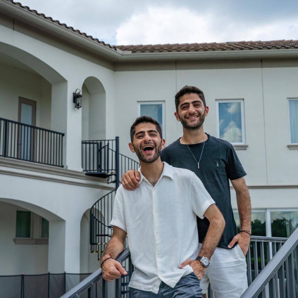 Los Gemelos posan sonrientes en el balcón de la Royal Mansion en Kissimmee.