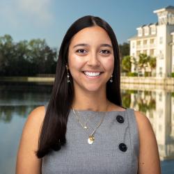 Karen Schlicht Headshot 25