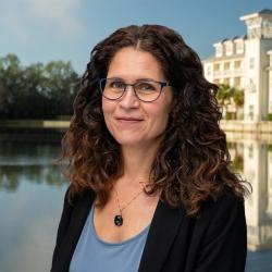 Linda Alexander Headshot 25