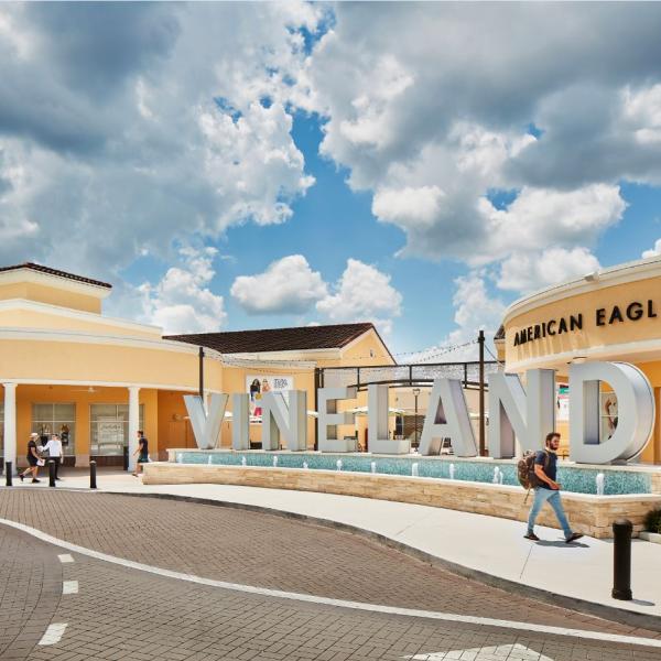 Entrance to Orlando Vineland Premium Outlets